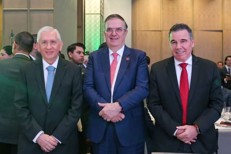 De izquierda a derecha, Sergio de la Maza, presidente de Canacero, Marcelo Ebrard, secretario de Economía y Víctor Cairo, expresidente de Canacero.