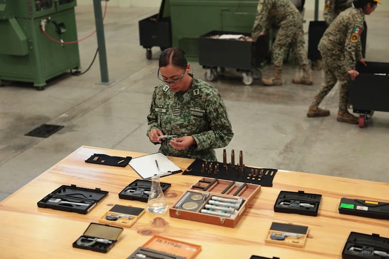 Las aspirantes deben cumplir con una serie de requisitos médicos y físicos establecidos por la Secretaría de la Defensa Nacional para garantizar que puedan desarrollar las actividades propias de la formación militar.