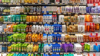 Ordenan retirar en todos los supermercados del país este popular shampoo por contaminación de una bacteria peligrosa
