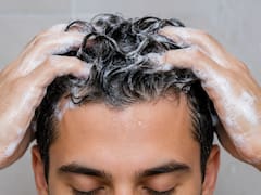 Mezclar dos cucharadas de azúcar con shampoo: para qué sirve y por qué recomiendan hacerlo