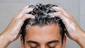 Mezclar dos cucharadas de azúcar con shampoo: para qué sirve y por qué recomiendan hacerlo