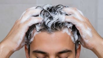 Mix sugar with shampoo: what it is for and why they recommend doing it