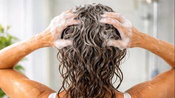 Olvídate del café y la henna: este champú barato de Walmart tapa las canas y da resultados como un tinte profesional