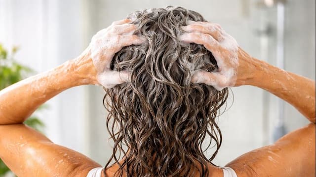 Olvídate del café y la henna: este champú barato de Walmart tapa las canas y da resultados como un tinte profesional