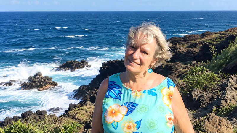 A sus 84 años, Sharon Albrecht continúa activa en el mercado laboral ante las dificultades para sostener su economía durante la jubilación.