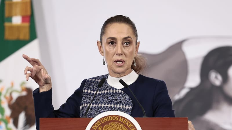 MEX3331. CIUDAD DE MÉXICO (MÉXICO), 28/01/2026.- La presidenta de México, Claudia Sheinbaum, habla durante una rueda de prensa este miércoles, en el Palacio Nacional de Ciudad de México (México). Sheinbaum afirmó que la ayuda humanitaria a Cuba "continúa" porque es una "decisión soberana" del país y una muestra de su "solidaridad", en medio de la presión ejercida desde Washington y las críticas de varios congresistas estadounidenses para que se frenen los envíos de petróleo mexicano a la isla caribeña. EFE/ José Méndez