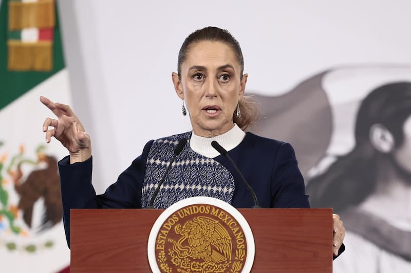 MEX3331. CIUDAD DE MÉXICO (MÉXICO), 28/01/2026.- La presidenta de México, Claudia Sheinbaum, habla durante una rueda de prensa este miércoles, en el Palacio Nacional de Ciudad de México (México). Sheinbaum afirmó que la ayuda humanitaria a Cuba "continúa" porque es una "decisión soberana" del país y una muestra de su "solidaridad", en medio de la presión ejercida desde Washington y las críticas de varios congresistas estadounidenses para que se frenen los envíos de petróleo mexicano a la isla caribeña. EFE/ José Méndez