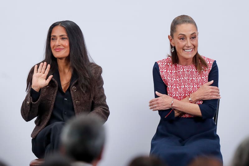 Sheinbaum anuncia incentivos para industria cinematográfica con Salma Hayek como invitada