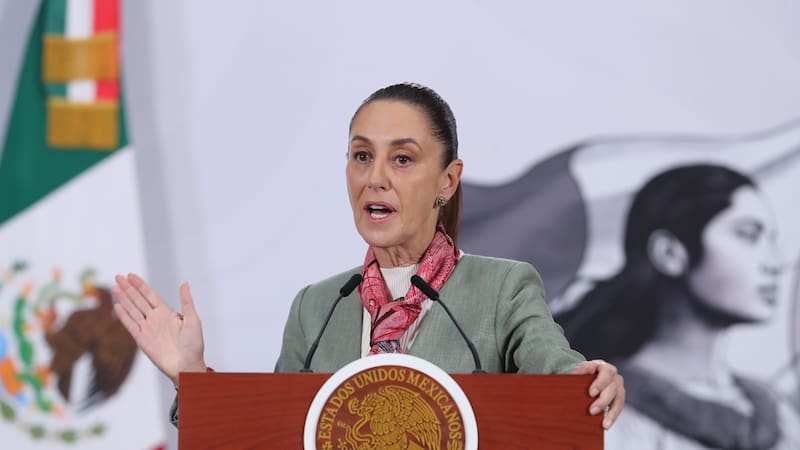 La presidenta de México, Claudia Sheinbaum, habla durante una rueda de prensa este viernes, en la Ciudad de México.