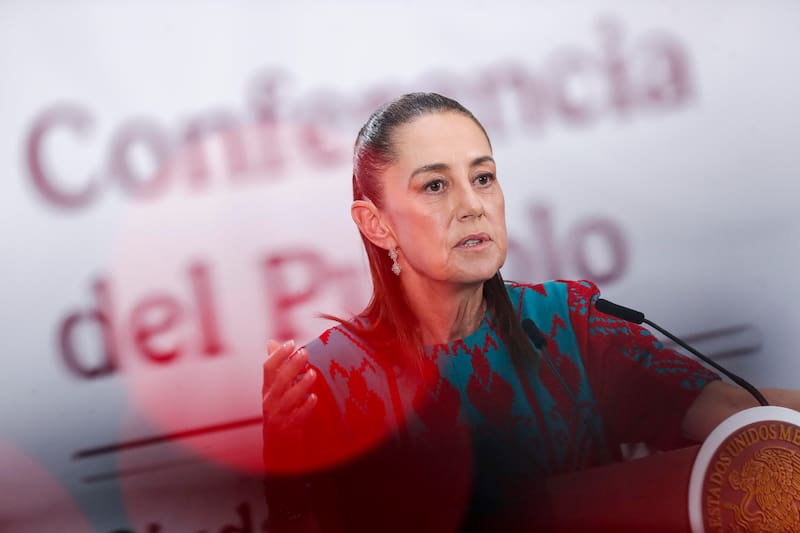 MEX1957. CIUDAD DE MÉXICO (MÉXICO), 06/05/2026.- La presidenta de México, Claudia Sheinbaum, habla durante una rueda de prensa en Palacio Nacional este miércoles, en Ciudad de México (México). Sheinbaum, descartó que la visita al país de la presidenta de la Comunidad de Madrid, Isabel Díaz Ayuso, pueda afectar a la normalización de la relación bilateral entre los dos países. EFE/ Isaac Esquivel