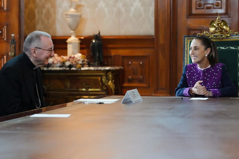 MEX9697. CIUDAD DE MÉXICO (MÉXICO), 05/08/2026.- Fotografía cedida por la Presidencia de México de su mandataria, Claudia Sheinbaum, durante una reunión con el secretario de Estado del Vaticano, Pietro Parolin, en Ciudad de México (México). EFE/Presidencia de México/SOLO USO EDITORIAL/NO VENTAS/SOLO DISPONIBLE PARA ILUSTRAR LA NOTICIA QUE ACOMPAÑA(CRÉDITO OBLIGATORIO)