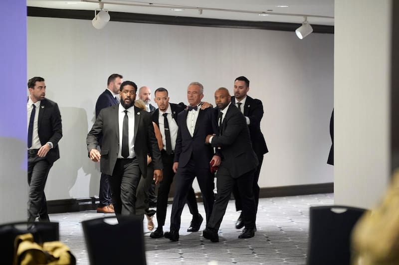 Las escenas dentro del salón de banquetes fueron de caos. Cientos de invitados se refugiaron bajo las mesas.