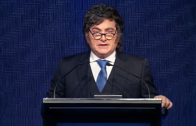 "Si les molesta Ingresos Brutos, tienen que ir y hablar con los gobernadores; si les molestan las tasas municipales, tienen que hablar con los municipios", apuntó Milei en su discurso en IDEA