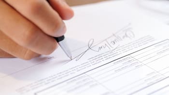 Si subrayas a la hora de firmar, te contamos qué significa sobre tu personalidad