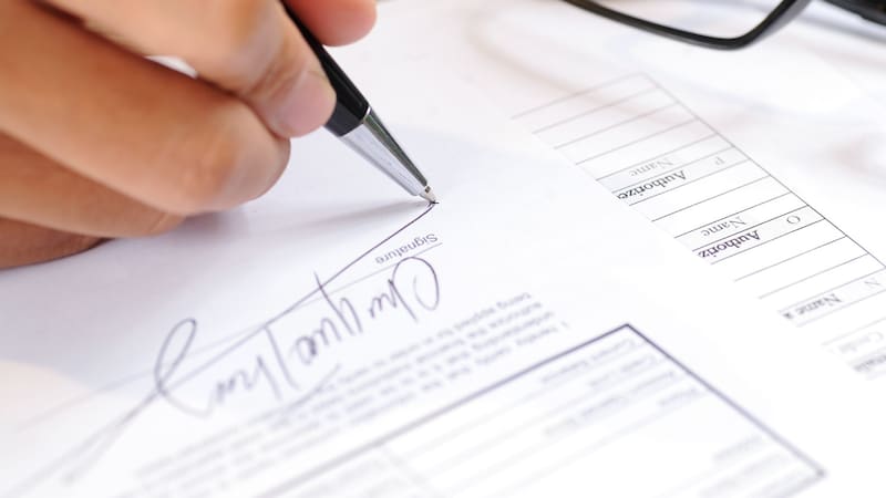Si subrayas a la hora de firmar, te contamos qué significa sobre tu personalidad