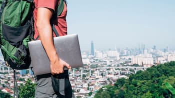 Este país europeo ofrece residencia automática a profesionales cualificados: qué busca atraer