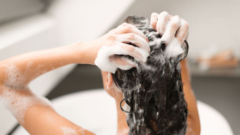 Siempre lo usaste mal: el shampoo debe colocarse después del acondicionador al bañarse