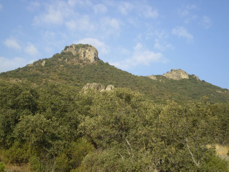 El entorno natural de Hoyo de Manzanares facilitó rodajes al aire libre y ayudó a recrear paisajes del oeste en numerosas producciones.