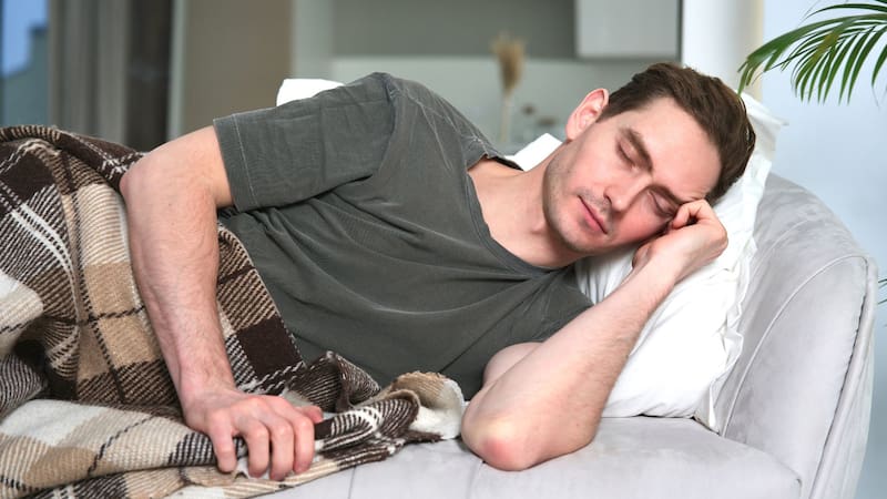 Los especialistas recomiendan tomar siestas breves.