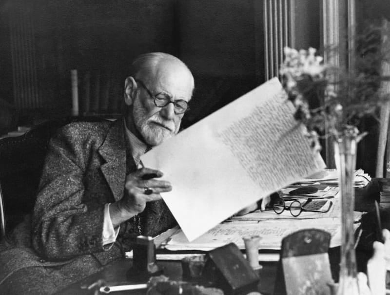 Freud y la exploración del inconsciente en la niñez.