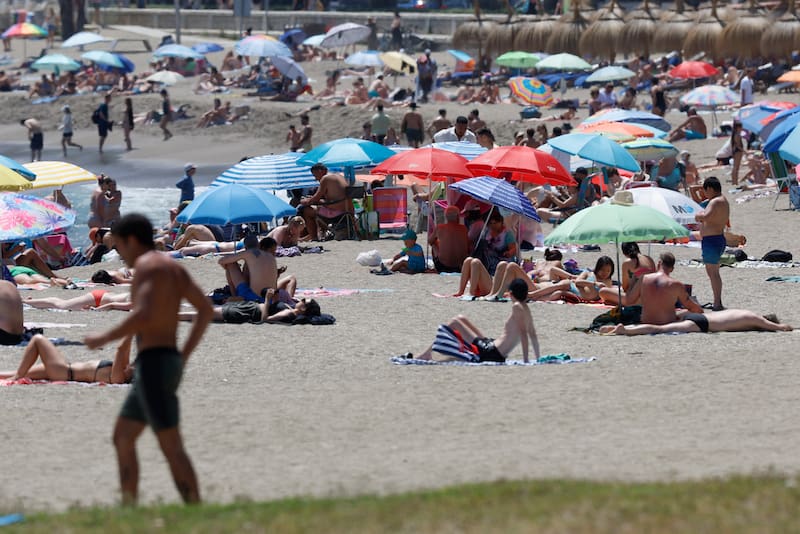 FOTODELDÍA MÁLAGA, 23/05/2026.-Vista de la playa de La Malagueta este sábado. Andalucía seguirá este sábado con calor, cielos poco nubosos y vientos flojos a moderados de componente este, con intervalos fuertes en Cádiz, donde hay aviso amarillo por rachas ocasionalmente muy fuertes y fenómenos costeros, con levante en el Estrecho. Según la Agencia Estatal de Meteorología (Aemet), las temperaturas mínimas irán en ligero ascenso, las máximas en descenso en el litoral mediterráneo oriental, mientras que el resto seguirán con pocos cambios.-EFE/ Jorge Zapata