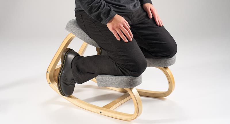 La tendencia que reemplaza a la silla tradicional es la silla de rodillas, creada en 1979 por el diseñador noruego Hans Christian Mengshoel. Fuente: archivo.