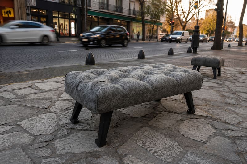 Pocos lo saben: para qué sirven los extraños sillones de hormigón que están en las calles de la Ciudad de Buenos Aires