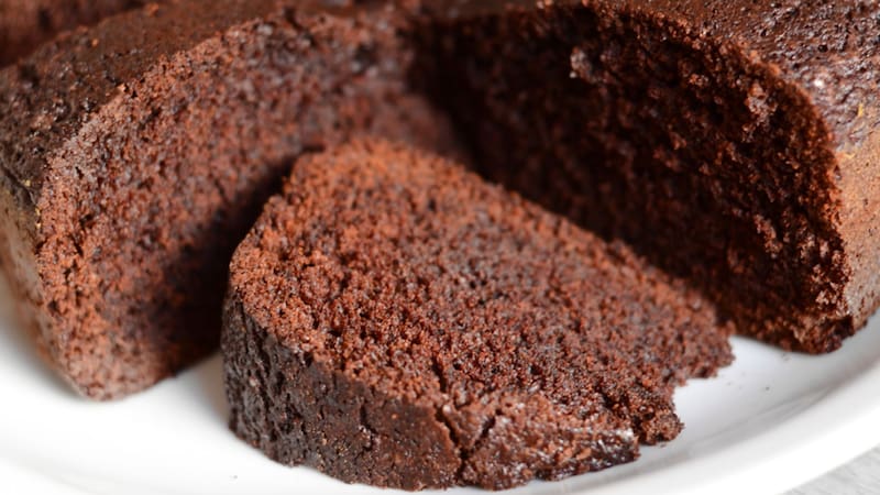 Sin azúcar ni harina: cómo hacer un bizcochuelo saludable para el mate o la merienda en 5 minutos. Foto: Escuela Mundo Pastel