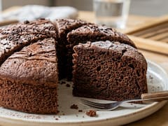 Bizcochuelo de chocolate sin harina ni azúcar: la receta casera más simple para una merienda más livianas