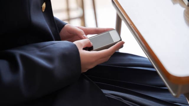 Nueva Ley de Educación pone la mira en los celulares: estos serían los únicos casos en que alumnos podrían utilizarlos en la escuela