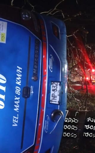 Tragedia en la vía Ibagué-Bogotá: un bus volcó y dejó tres muertos y múltiples heridos