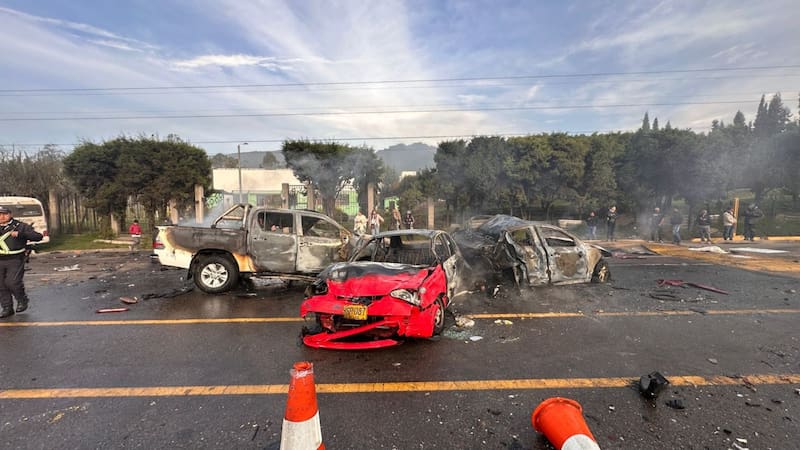 Varios vehículos quedaron completamente calcinados tras la explosión en el peaje Casablanca, en Cundinamarca, Colombia.