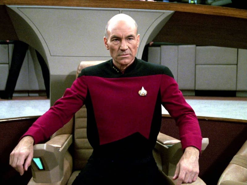 Stewart dio vida a Picard durante siete temporadas y volvió a ponerse el uniforme de la Flota Estelar en cuatro películas, desde Star Trek: Generations (1994) hasta Star Trek: Nemesis (2002). En 2020 retomó al personaje en Star Trek: Picard, cuya tercera y última temporada se despidió en abril de 2023.