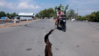 Fuertes sismos sacudieron Indonesia y el sur de España: confirmaron muertes y destrozos