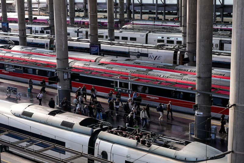 Varias personas se suben a su tren en la estación de Atocha (Madrid)