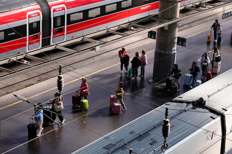 Varias personas se suben a su tren en la estación de Atocha (Madrid) este miércoles tras conocerse la colisión de dos trenes de alta velocidad, uno de Renfe y otro de Iryo, a primera hora de este miércoles a la altura de la estación de Urda (Toledo).