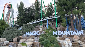 Anuncian el cierre definitivo de la icónica montaña rusa de un parque de diversiones en California: cientos de usuarios alegaron que les causó lesiones cerebrales