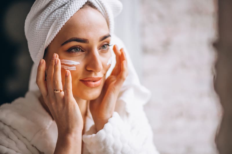 De acuerdo con la dermatóloga Kathryn Anderson, en un artículo de Cleveland Clinic: “Lavarse la cara es importante para eliminar tanto la suciedad y los contaminantes con los que la piel entra en contacto a lo largo del día como para eliminar el exceso de grasa que la piel pueda producir durante el día y la noche”.