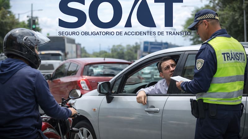 Control de tránsito en vía urbana: agentes verifican la vigencia del SOAT a conductores de carros y motocicletas en Colombia.