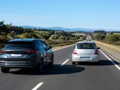 Si voy a 130 km/h por la izquierda y un auto quiere pasarme, ¿debo ceder el paso?
