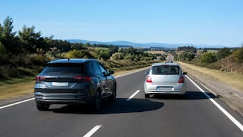 Si voy a 130 km/h por la izquierda y un auto quiere pasarme, ¿debo ceder el paso?