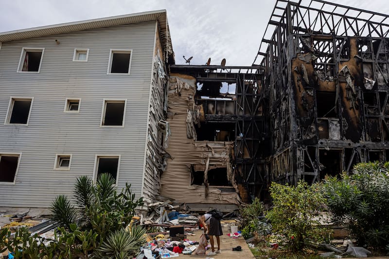 AME6292. LA GUAIRA (VENEZUELA), 30/06/2026.- Fotografía que muestra edificios que hacían parte del programa social Misión Vivienda del presidente fallecido Hugo Chávez destruidos tras los terremotos que asolaron a Venezuela la semana pasada, este martes, en La Guaira (Venezuela). EFE/ Miguel Gutiérrez