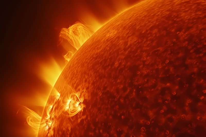 Las auroras se producen cuando partículas cargadas, principalmente electrones, son guiadas por un campo magnético y terminan interactuando con la atmósfera de un planeta.