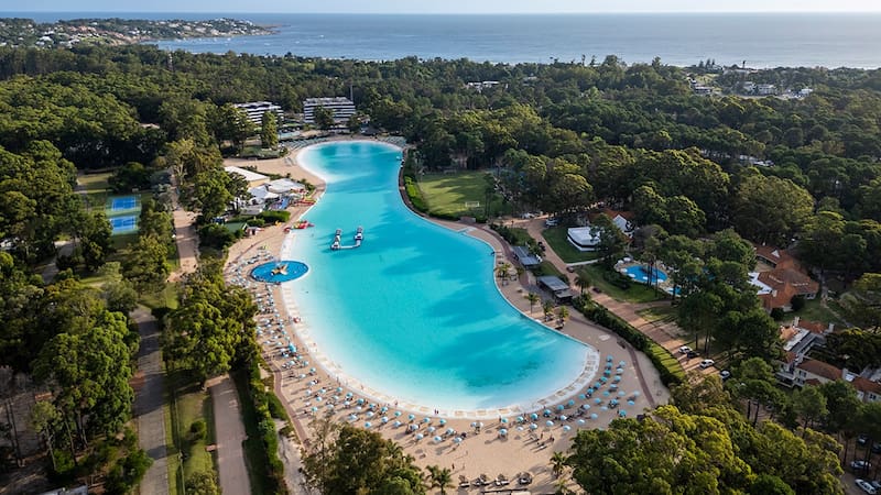 El resort ofrece acceso exclusivo a Solanas Crystal Beach, la laguna de aguas cristalinas única en la región