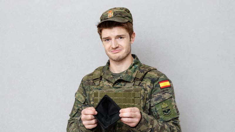 Un informe del Observatorio de la Vida Militar alerta sobre la pérdida de poder adquisitivo en las Fuerzas Armadas y advierte que algunos soldados no pueden llegar a fin de mes con su salario actual.