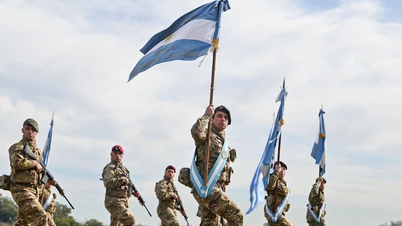 El personal militar y de establecimientos navales, que pertenece a las Fuerzas Armadas, recibe en mayo una actualización salarial. Foto: Casa Rosada.