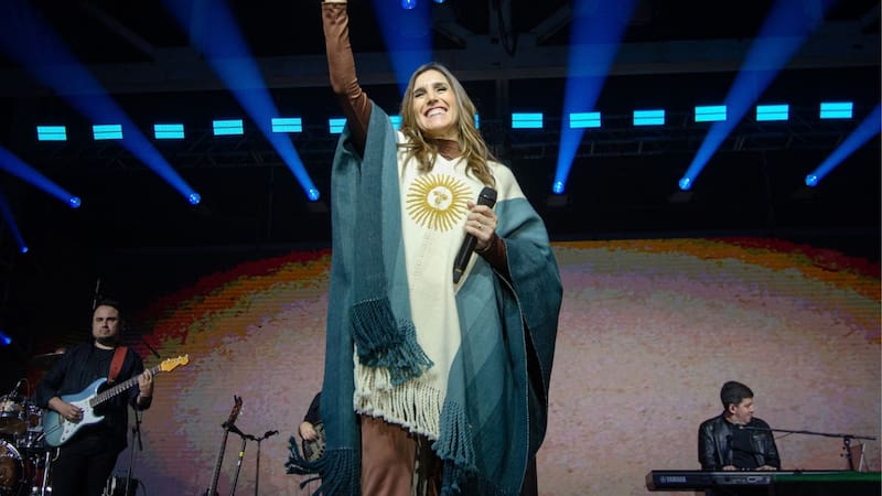 De Catamarca al mundo: el poncho de Argentina que fabrica una cuarta generación de tejedores y que llegó al Papa Francisco, Lisandro Martínez y la Sole.