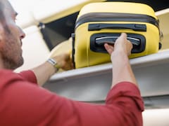 Colocar cinta adhesiva en las ruedas de las maletas: para qué sirve y por qué cada vez más viajeros la recomiendan