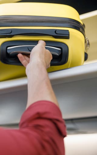 Colocar cinta adhesiva en las ruedas de las maletas: para qué sirve y por qué cada vez más viajeros la recomiendan