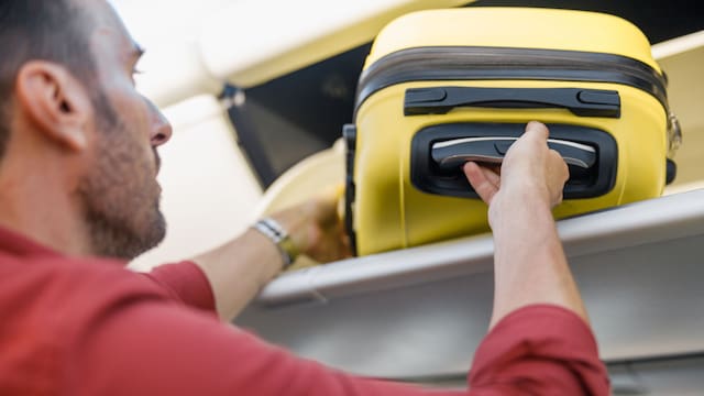 Colocar cinta adhesiva en las ruedas de las maletas: para qué sirve y por qué cada vez más viajeros la recomiendan